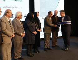 لوح سپاس «مدیریت بحران ناترازی‌ها و توسعه صنعتی» به فولاد هرمزگان رسید