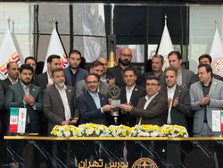 اهدای تندیس افتخار به«فولاد کاوه جنوب کیش» از سوی مدیرعامل بورس تهران