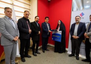 اهدای جایزه مرحله نخست قرعه کشی جشنواره « بیست و دو» بیمه ملت