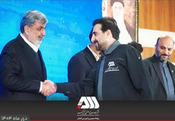 اهدای نشان‌ افتخار و حمایل حامی مدرسه‌سازی ایران به ایمان عتیقی مدیر عامل شرکت گل گهر