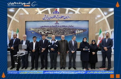 تندیس بلورین دوازدهمین دوره جایزه تعالی صنعت پتروشیمی در دستان مدیرعامل پتروشیمی شهید تندگویان  